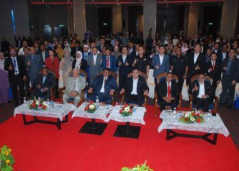 Ab. Rauf Yusoh dan Anthony Loke Siew Fook bergambar bersama peserta 1st Melaka International Maritime Economy Conference (MIMEC 2024) di Melaka. – UTUSAN/AMRAN MULUP
