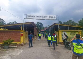 OPERASI dijalankan Jabatan Agama Islam Melaka (JAIM) di Markas Perubatan Islam Jarak Jauh Tabib Adam di Masjid Tanah, Melaka.