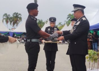 ZAKARIA Shaaban (kanan) menyampaikan Anugerah Keseluruhan Terbaik kepada Mohd. Nazmi Nor Shampada Majlis Perbarisan Tamat Latihan Kursus Sijil Asas dan Sijil Tinggi Keimigresenan Siri 1 Tahun 2024 di Akademi Imigresen Malaysia di Port Dickson, Negeri Sembilan, semalam.