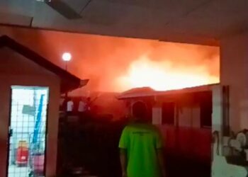 TANGKAP layar kebakaran bangunan stor farmasi di Hospital Papar