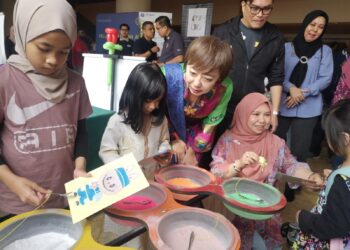NICOLE Tan Lee Koon (dua dari kanan) beramah mesra dengan kanak-kanak yang hadir pada Festival Hari Kanak-Kanak di Hotel Royale Chulan Seremban hari ini.-UTUSAN/NUR SHARIEZA ISMAIL.