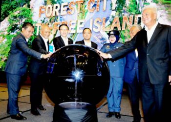 ONN HAFIZ Ghazi bersama  Anis Rizana Mohd. Zainudin, Lee Ting Han serta Md. Othman Yusof dan Daing A. Malek sempena Majlis Perasmian Kompleks Kastam Diraja Malaysia Forest City, di Hotel Marina, Iskandar Puteri.