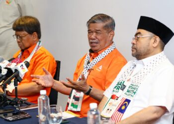 MOHAMAD Sabu berucap pada perasmian Konvensyen Amanah Perak di Ipoh hari ini. - UTUSAN/MUHAMAD NAZREEN SYAH MUSTHAFA