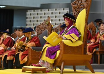 SULTANAH  Nur Zahirah menyampaikan titah pada upacara Pembukaan Sidang Pertama Majlis Konvokesyen Ke-16 UniSZA di Kuala Nerus, hari ini. - UTUSAN/PUQTRA HAIRRY ROSLI