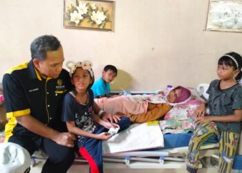 RAJA Shamri Raja Husin (kiri) ketika mengunjungi Norazah di rumahnya di Kampung Aur Cina, Pasir Mas, Kelantan-UTUSAN/ROHANA ISMAIL.