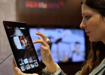PERUBAHAN gaya membaca remaja berubah mengikut arus teknologi yang  kini dilihat lebih memilih buku digital. – AFP