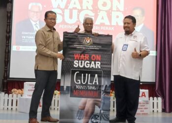 A. SIVANESAN (tengah) pada Pelancaran War On Sugar Peringkat Negeri Perak dan Program Kesihatan Warga Emas di Hospital Teluk Intan (HTI), Perak, semalam.