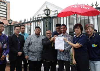 LEE Kim Nor (dua dari kanan) ketika menyerahkan memorandum bantahan kenaikan kadar cukai
kepada ADUN pembangkang, Amir Hamzah Abdul Hashim (empat dari kanan) di pekarangan Bangunan DUN Pulau Pinang, hari ini.