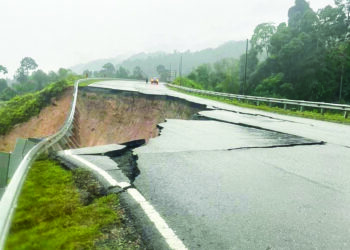 KEADAAN Jalan Hulu Terengganu ke Gua Musang, Kelantan ditutup kepada semua kenderaan setelah berlaku tanah mendap dekat Kenyir, Hulu Terengganu, semalam. – UTUSAN/PUQTRA HAIRRY ROSLI