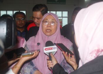 FUZIAH Salleh merasmikan pembukaan gudang baharu penyimpanan tong komposit LPG ACGas Cawangan Melaka di Kawasan Perindustrian Taman Tasik Utama, Ayer Keroh, Melaka. - UTUSAN/AMRAN MULUP