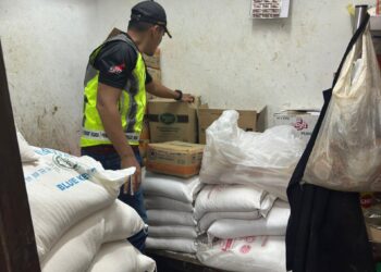 ANTARA bekalan minyak masak paket bersubsidi yang berjaya dirampas KPDN dalam serbuan Op Kita Gempur, kelmarin.