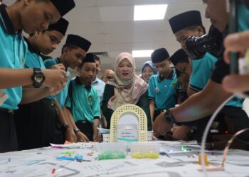 FADHLINA Sidek (kiri) ketika menghadiri majlis penutup program USM STEM Week 2024 di Dewan Utama Universiti Sains Malaysia (USM) di George Town, Pulau Pinang hari ini.-UTUSAN/IQBAL HAMDAN