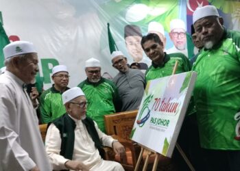 TUAN IBRAHIM Tuan Man (kiri) dan Abdul Hadi Awang (duduk) melihat replika Sambutan 70 Tahun Pas Johor di Kompleks Pas Kawasan Batu Pahat di Rengit.