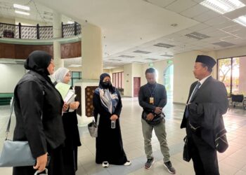 AHMAD Nizam (dua dari kanan) dan isterinya, Nor Syuhada (tengah) bersama peguam syarie, Fazru Anuar Yusof (kanan) di Mahkamah Tinggi Syariah Terengganu di Kuala Terengganu, hari ini. - UTUSAN/KAMALIZA KAMARUDDIN