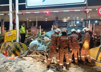 BOMBA mengeluarkan mayat dua lelaki warga emas yang maut selepas kereta dinaiki melanggar pembahagi tol di Plaza  Tol Sungai Besi Lebuhraya Utara Selatan ( Plus) arah Seremban, Serdang awal pagi tadi- ihsan bomba