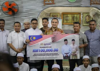 ANWAR Ibrahim menerusi Setiausaha Politiknya menyampaikan sumbangan berjumlah RM100,000 kepada surau dan masjid di Beserah, Kuantan.