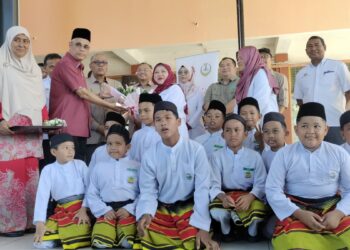 WAN Suraya Wan Mohd. Radzi (tengah) bersama murid SK Haji Wan Jaafar  ketika melawat dewan baharu sekolah itu yang disiapkan melalui program Kampung Angkat Madani Jabatan Audit Negara di Larut hari ini. - UTUSAN/WAT KAMAL ABAS