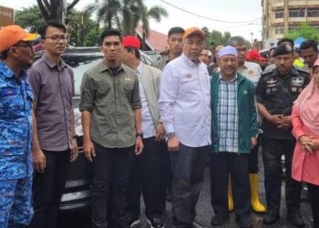 AHMAD Zahid Hamidi (empat kiri) semasa meninjau situasi banjir Kelantan di Tambatan Diraja Kota Bharu, Kelantan hari ini.-UTUSAN/MUSTAQIM MOHAMED