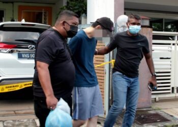 SUSPEK kes bunuh ibu saudara (tengah) dibawa ke lokasi kejadian di sebuah rumah di Taman Puteri Lindungan Bintang, Pasir Puteh, Ipoh hari ini. - UTUSAN