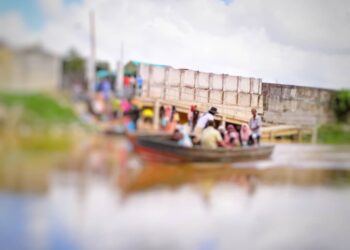 PENDUDUK menggunakan perkhidmatan bot penambang untuk keluar masuk dari Malaysia ke Thailand melalui pangkalan haram di Sungai Golok, Rantau Panjang, Kelantan. – UTUSAN/ROHANA ISMAIL