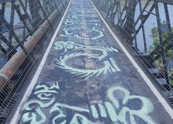 CONTENGAN yang dilakukan seorang lelaki di jambatan besi di Kampung Bahagia, Teluk Intan semalam. - UTUSAN