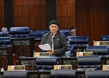HANIFAH Hajar Taib semasa Waktu Pertanyaan-Pertanyaan Menteri di Dewan Rakyat, hari ini.