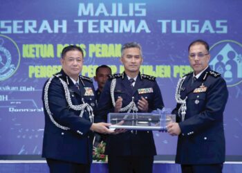 MOHD. Shuhaily Mohd. Zin (tengah) menyaksikan penyerahan tongkat kuasa antara Azizi Mat Aris  (kiri) kepada Zulkafli Sariaat  yang memangku jawatan Ketua Polis Perak selepas Azizi bersara wajib Ahad ini.