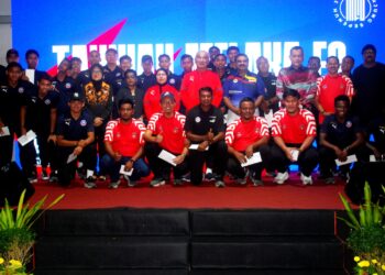 MOHD. ALI Mohd. Rustam bersama para pemain Melaka FC selepas penyampaian bonus atas kejayaan layak ke Piala Malaysia di Taman Seribu Bunga, Ayer Keroh, Melaka. - UTUSAN/AMRAN MULUP