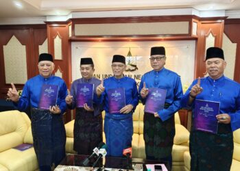 WAN ROSDY Wan Ismail (tengah) menunjukkan buku Belanjawan Pahang 2025 selepas sidang akhbar di Wisma Sri Pahang di Kuantan, Pahang.