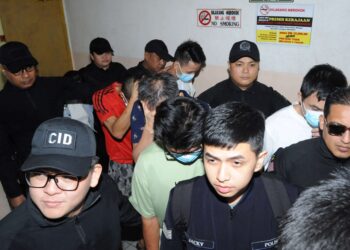 Lima dari enam suspek yang  dipercayai terlibat dalam kes penculikan ahli perniagaan dihadapkan di Mahkamah Majistret, Johor Bahru disini. UTUSAN/RAJA JAAFAR ALI