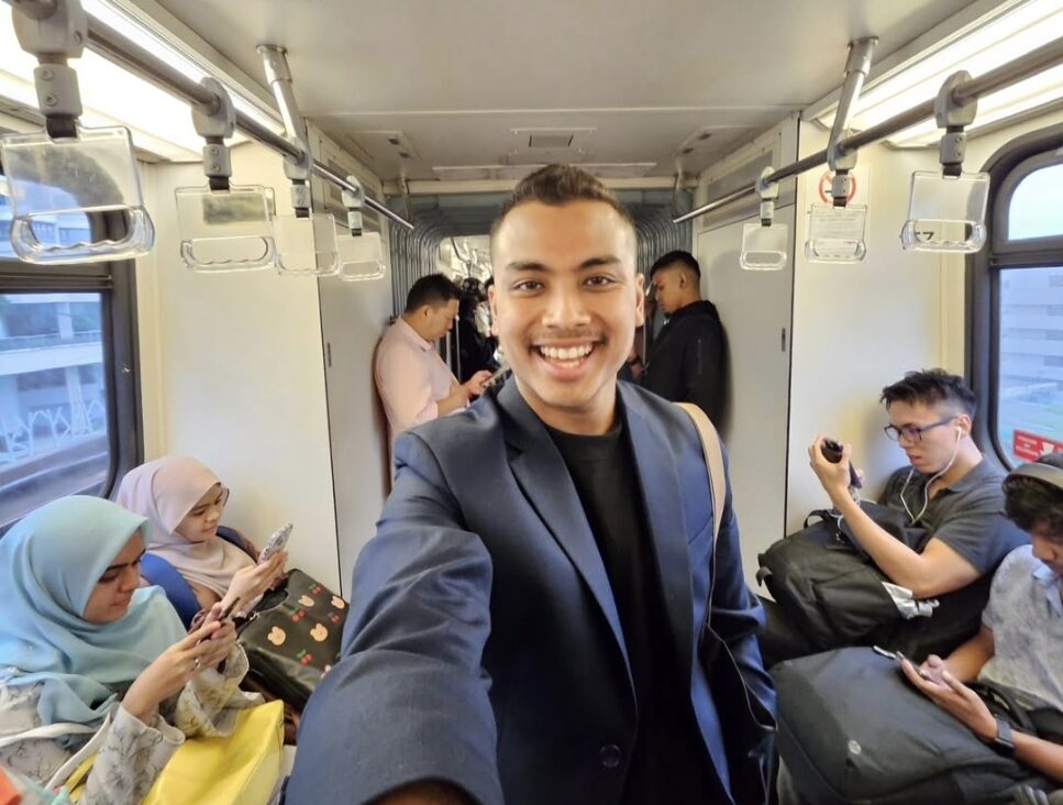 Siapa kata naik LRT tidak boleh bergaya?