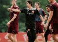 Katsuhito Kinoshi ketika mengendalikan sesi latihn Selangor FC musim lalu.-IHSAN SELANGOR FC