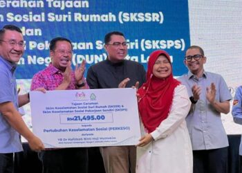 ABDUL Rahman Mohamad tengah melihat Tajaan Caruman Skim Keselamatan Sosial Suri Rumah (SKSSR) dan Skim Keselamatan Sosial Pekerjaan Sendiri (SKSPS) yang disumbangkan ADUN Kota Lama, Dr. Hafidzah Mustakim sempena Karnival Kerjaya MyFutureJobs PERKESO Oghe Kelate 2024 di Dewan Datuk Ariffin Said, Ibu Pejabat Kesedar Gua Musang, Kelantan, hari ini. - UTUSAN/AIMUNI TUAN LAH