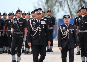 ZAKARIA Shaaban (tengah) ketika memeriksa kawalan kehormatan pada Majlis Perbarisan Tamat Latihan Kursus Sijil Asas dan Sijil Tinggi Keimigresenan Siri 1 Tahun 2024 di Akademi Imigresen Malaysia, Port Dickson hari ini.