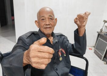 MANAP Busu menunjukkan ibu jari kanannya yang putus akibat digigit harimau ketika ditemui di Kampung Lik, Mukim Cheka di Lipis, Pahang. – UTUSAN/NORFARHIZA MOHD ATAR