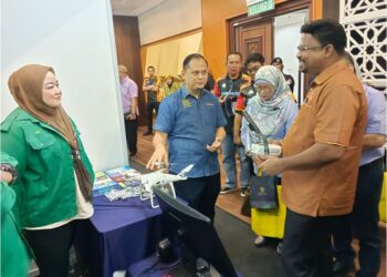 S. VEERAPAN (kanan sekali) melawat tapak karnival kerjaya pada Karnival Kerjaya CareerPlus MYFutureJobs Negeri Sembilan 2024 di Dewan Tuanku Canselor USIM Nilai, Seremban, hari ini.