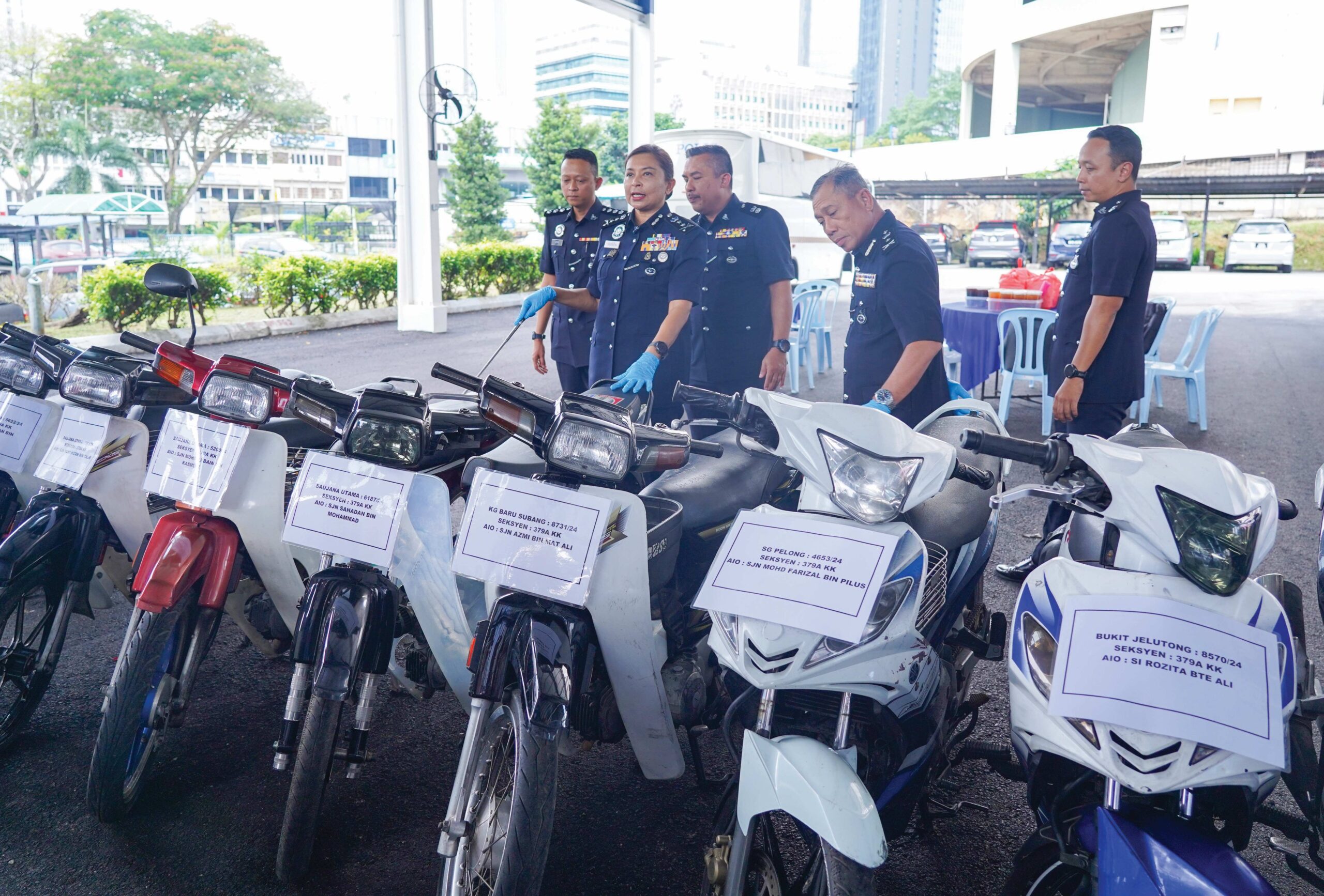 10 lelaki menyamar polis curi motosikal
