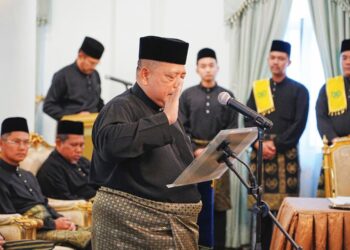 ABU Bakar Hamzah mengangkat sumpah jawatan Exco pada Istiadat Pelantikan dan Mengangkat Sumpah Jawatan Ahli-ahli Majlis Mesyuarat Kerajaan Negeri di Bilik Hijau Istana, Arau, Perlis, semalam.