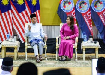ANWAR Ibrahim dalam Program Temu Anwar di Universiti Pertahanan Nasional (UPNM) di Kuala Lumpur, semalam. – UTUSAN/MUHAMAD IQBAL ROSLI