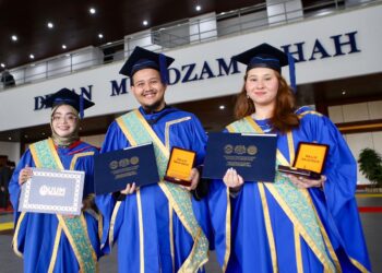 EMINA Kulasic Bong Ei Min (kanan) bersama seorang lagi penerima Anugerah Pelajaran Diraja, Muhammad Shuib Rosli dan pemenang Pingat Emas Canselor, Nur Eina Athirah Norazman sempena Majlis Konvokesyen UUM Ke-37 di Sintok, Kubang Pasu. – UTUSAN/SHAHIR NOORDIN