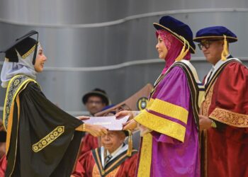 NORIMRANA Mujahid Ali (kiri) menerima Anugerah Pelajar Diraja daripada Sultanah Nur Zahirah dalam Majlis Konvokesyen UniSZA Ke-16 di UniSZA, Kuala Nerus, semalam.