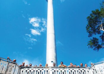 AB. Rauf Yusoh (lima dari kanan) di hadapan tiang bendera setinggi 65 meter selepas merasmikan Puncak Laksamana di Bukit Beruang, Melaka, semalam. – UTUSAN/AMRAN MULUP