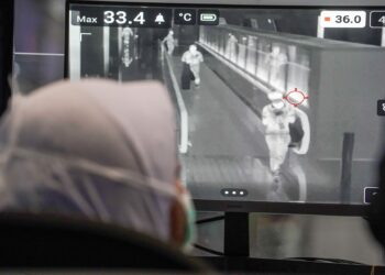 RAKYAT Malaysia disaran sentiasa berjaga-jaga sementara pihak berkuasa terus memantau perkembangan kes baharu. - GAMBAR HIASAN