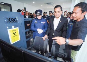 ONN Hafiz Ghazi (tengah) diberi penerangan tentang mesin X-ray sempena majlis perasmian Kompleks Kastam Forest City, Iskandar Puteri, semalam.  – UTUSAN/RAJA JAAFAR ALI