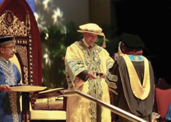 SULTAN Sallehuddin Sultan Badlishah mengurniakan ijazah kepada graduan sempena Majlis Konvokesyen UUM Ke-37 di Sintok, Kubang Pasu, semalam. – UTUSAN/ SHAHIR NOORDIN