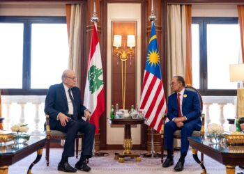 ANWAR Ibrahim bertemu rakan sejawatnya dari Lubnan, Najib Mikati dalam pertemuan di Riyadh, Arab Saudi sebelum Sidang Kemuncak Luar Biasa Negara Arab-Islam.