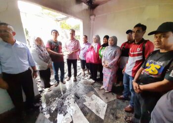 SYED BEN BELLA (empat dari kiri) menyampaikan wang tunai sumbangan Pusat Khidmat Parlimen Pengerang kepada Azhari Abu Bakar dan isterinya, Rusparizan (dua dari kiri) di kediaman mereka di Felda Air Tawar 4, Kota Tinggi.