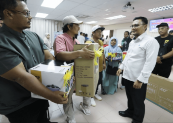 SAIFUL Sadri (kanan) bertemu sebahagian 20 peniaga pasar tani pada Majlis Penyampaian HadiaH Program Go Cashless@Pasar Tani Daerah Kuantan di Kuantan, Pahang.