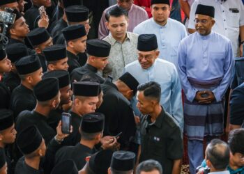 Perdana Menteri, Datuk Seri Anwar Ibrahim (dua dari kanan) bersalaman dengan warga UPNM sambil diiringi Menteri Pendidikan Tinggi, Datuk Seri Dr. Zambry Abd. Kadir (kanan) usai solat Jumaat di Masjid Universiti Pertahanan Nasional Malaysia (UPNM) di sini, hari ini. Gambar;MUHAMAD IQBAL ROSLI