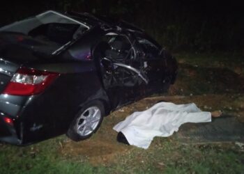 KEADAAN kemalangan menyebabkan seorang pelajar lelaki UTP maut di Bandar Seri Iskandar, Parit semalam. - UTUSAN/IHSAN JBPM